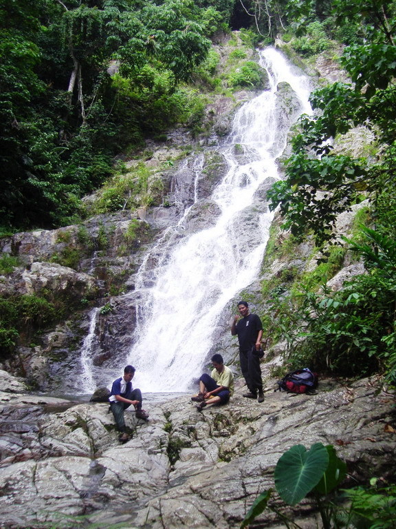 13._Picnic_at_bottom_of_falls.JPG